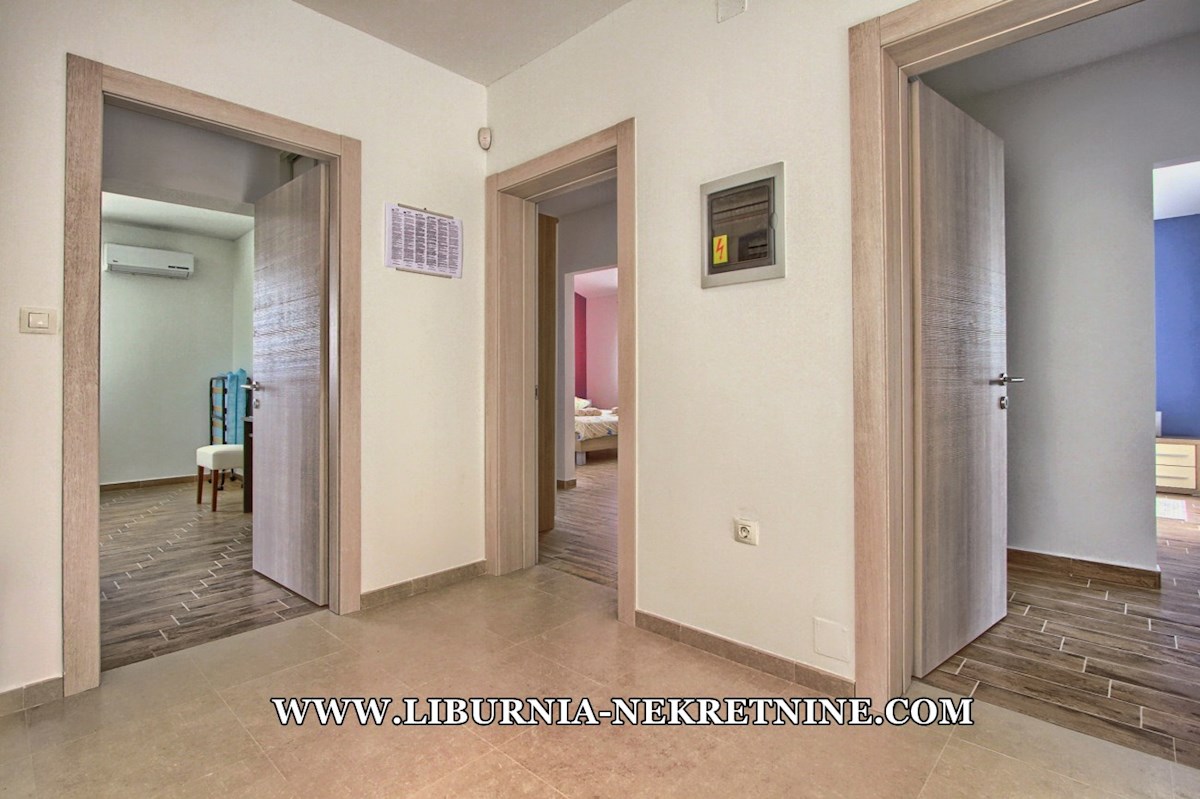 Istra. Svetvinčenat, okolica. Vila z bazenom in velikim vrtom.