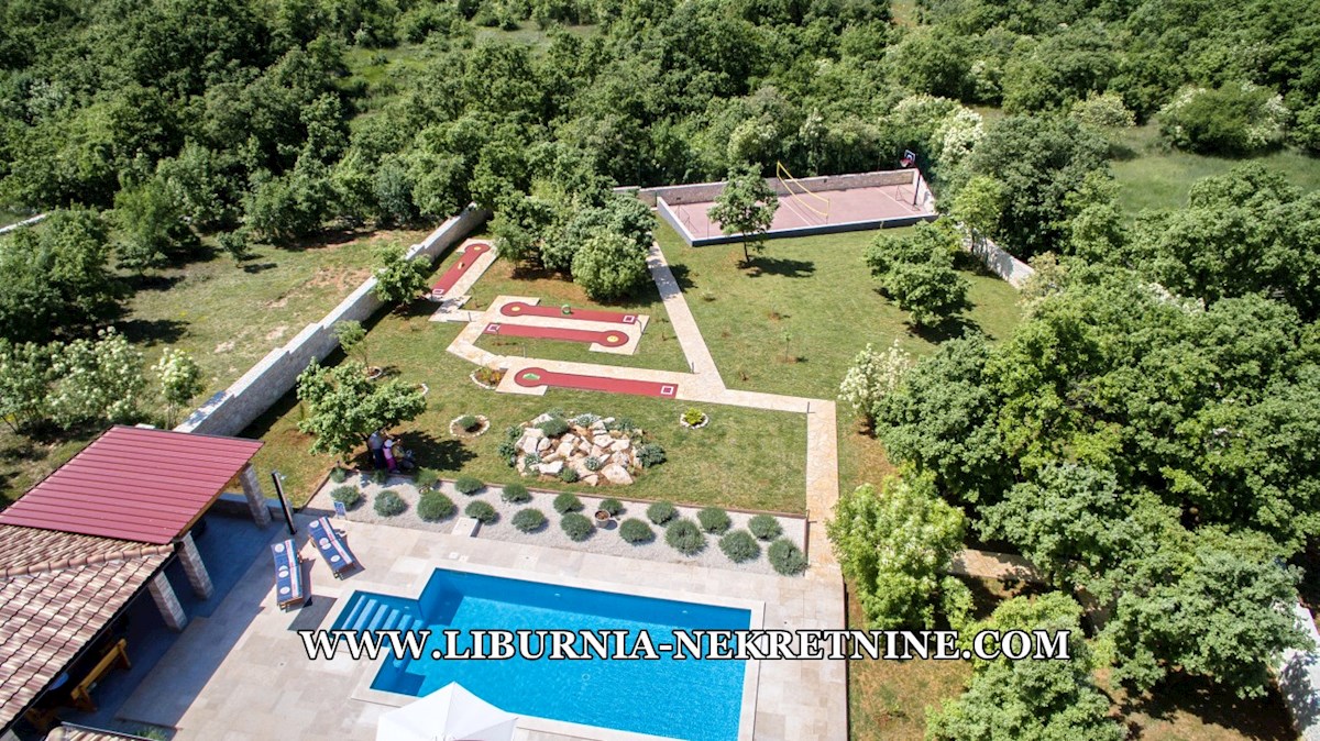 Istra. Svetvinčenat, okolica. Vila z bazenom in velikim vrtom.