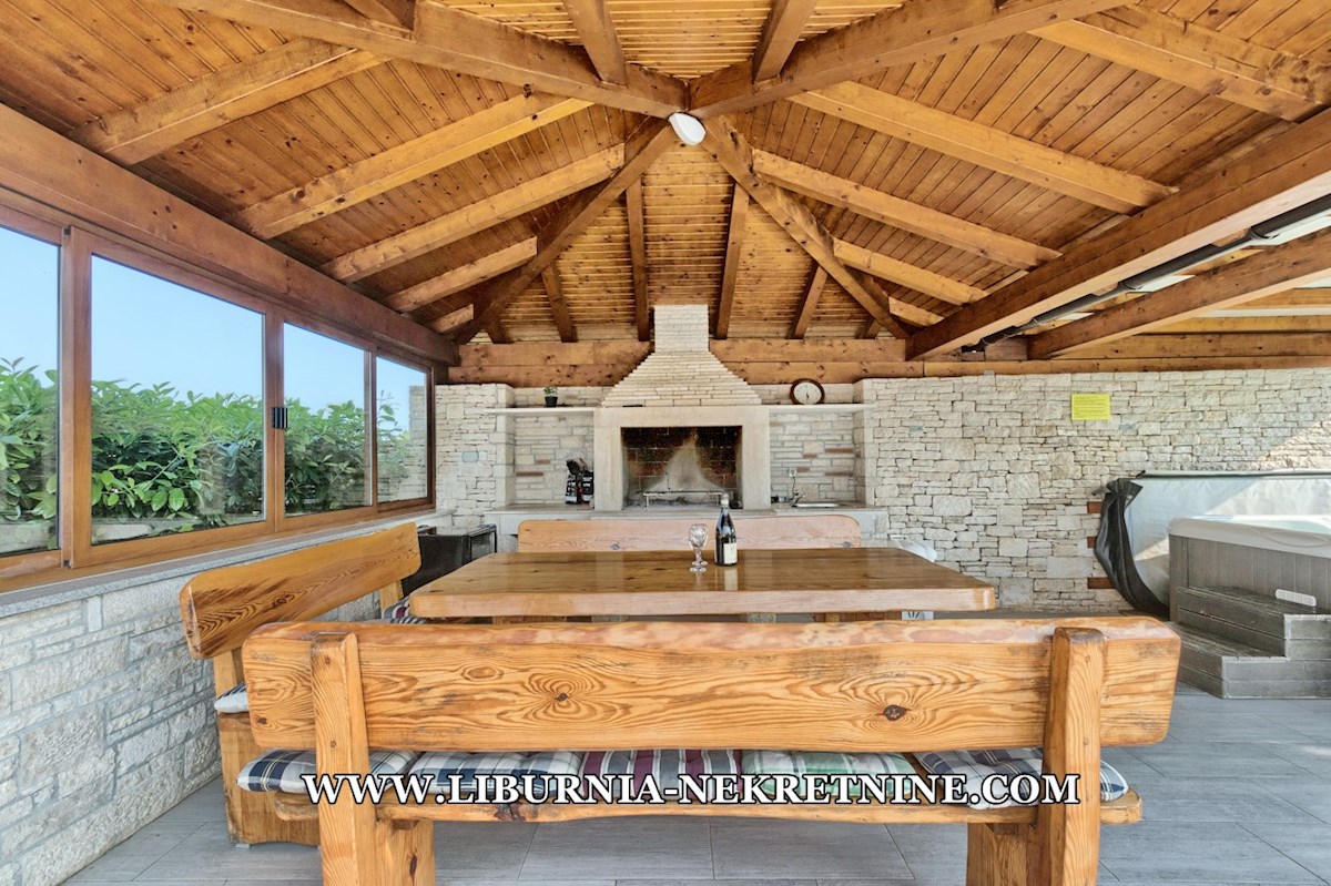 Istra. Svetvinčenat, okolica. Vila z bazenom in velikim vrtom.