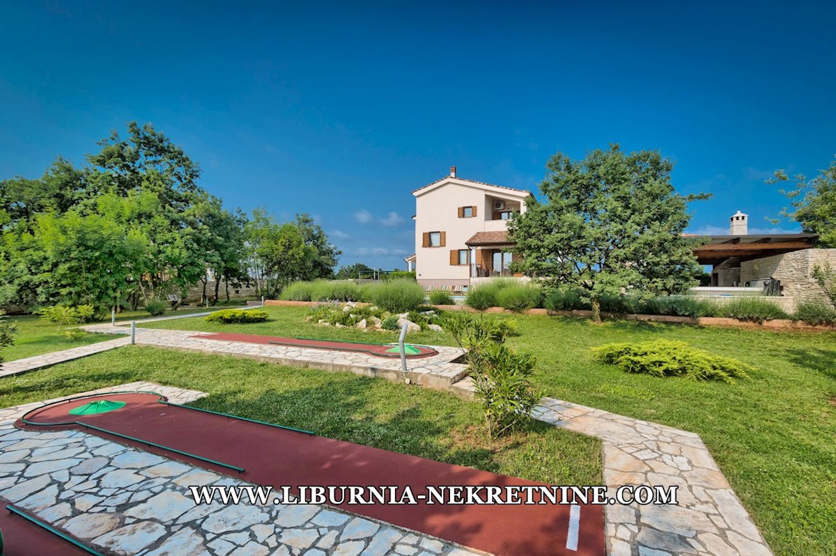 Istra. Svetvinčenat, okolica. Vila z bazenom in velikim vrtom.
