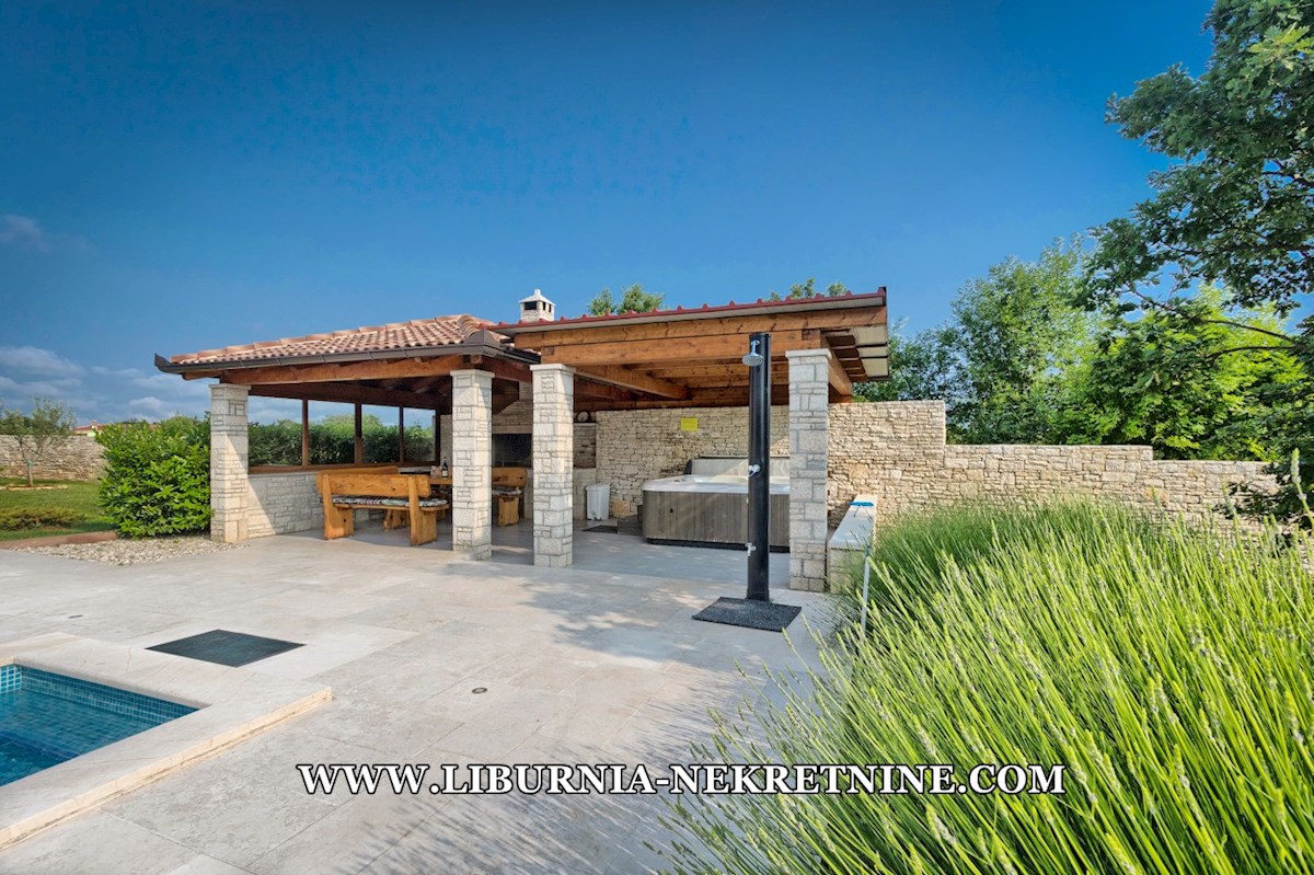 Istra. Svetvinčenat, okolica. Vila z bazenom in velikim vrtom.