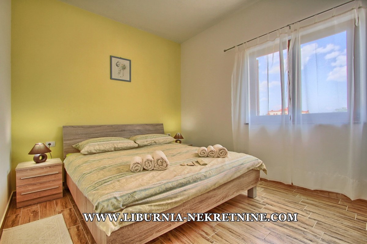 Istra. Svetvinčenat, okolica. Vila z bazenom in velikim vrtom.