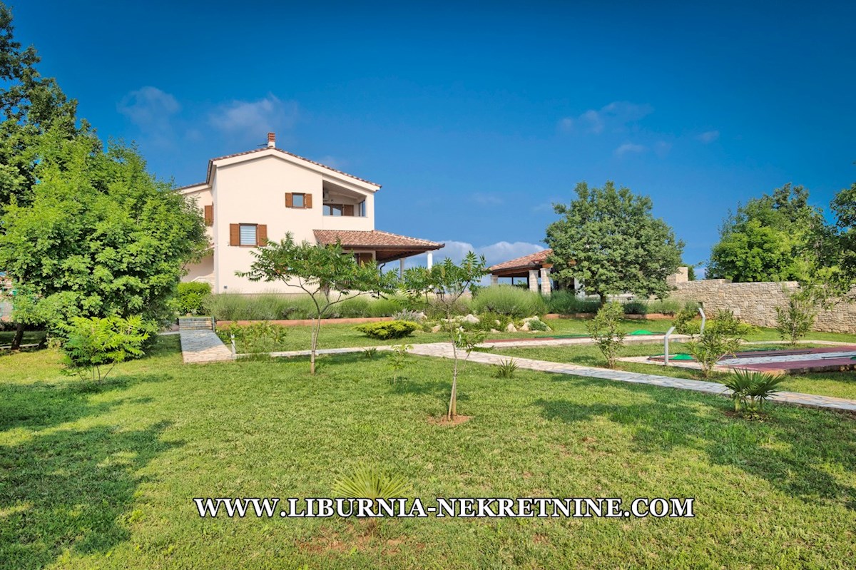 Istra. Svetvinčenat, okolica. Vila z bazenom in velikim vrtom.