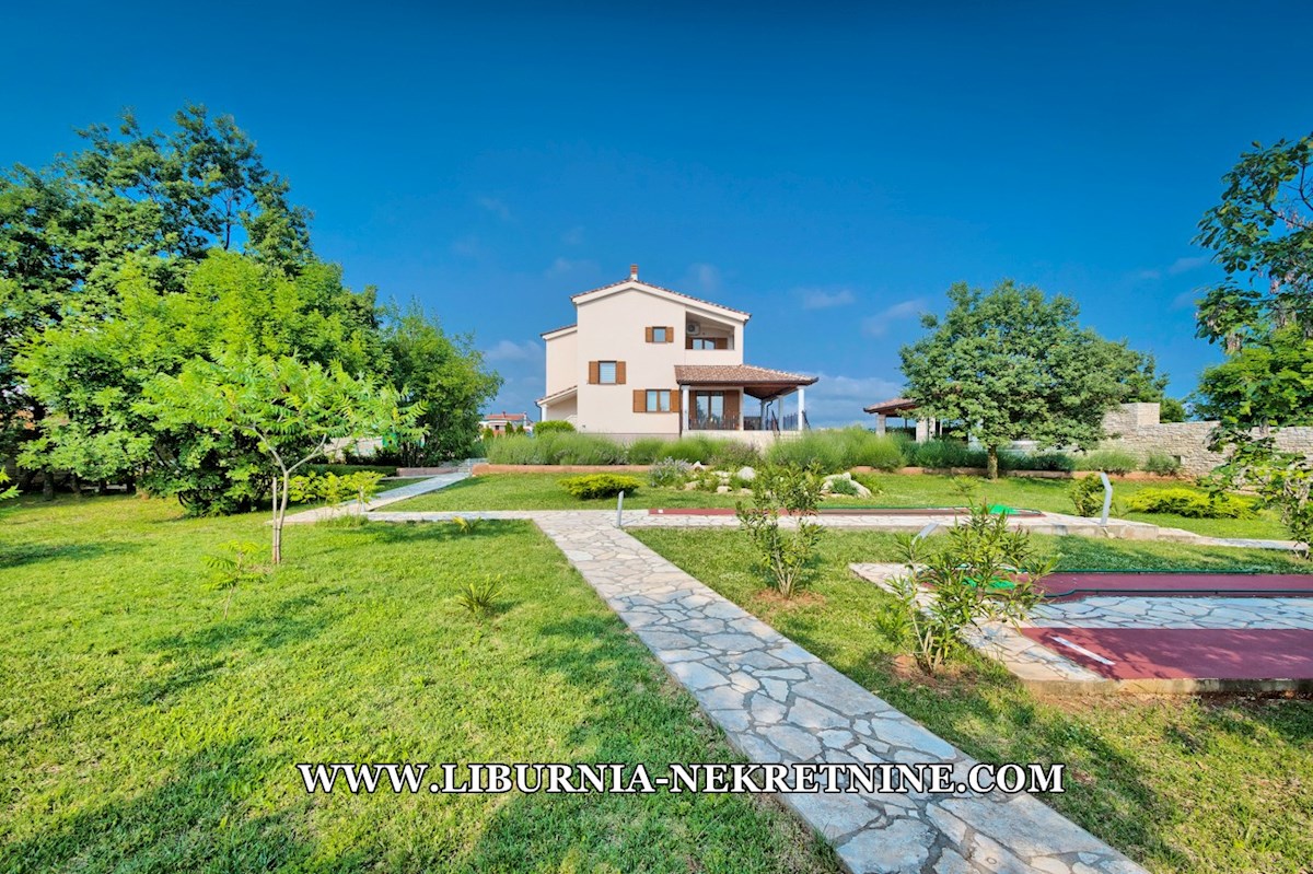 Istra. Svetvinčenat, okolica. Vila z bazenom in velikim vrtom.
