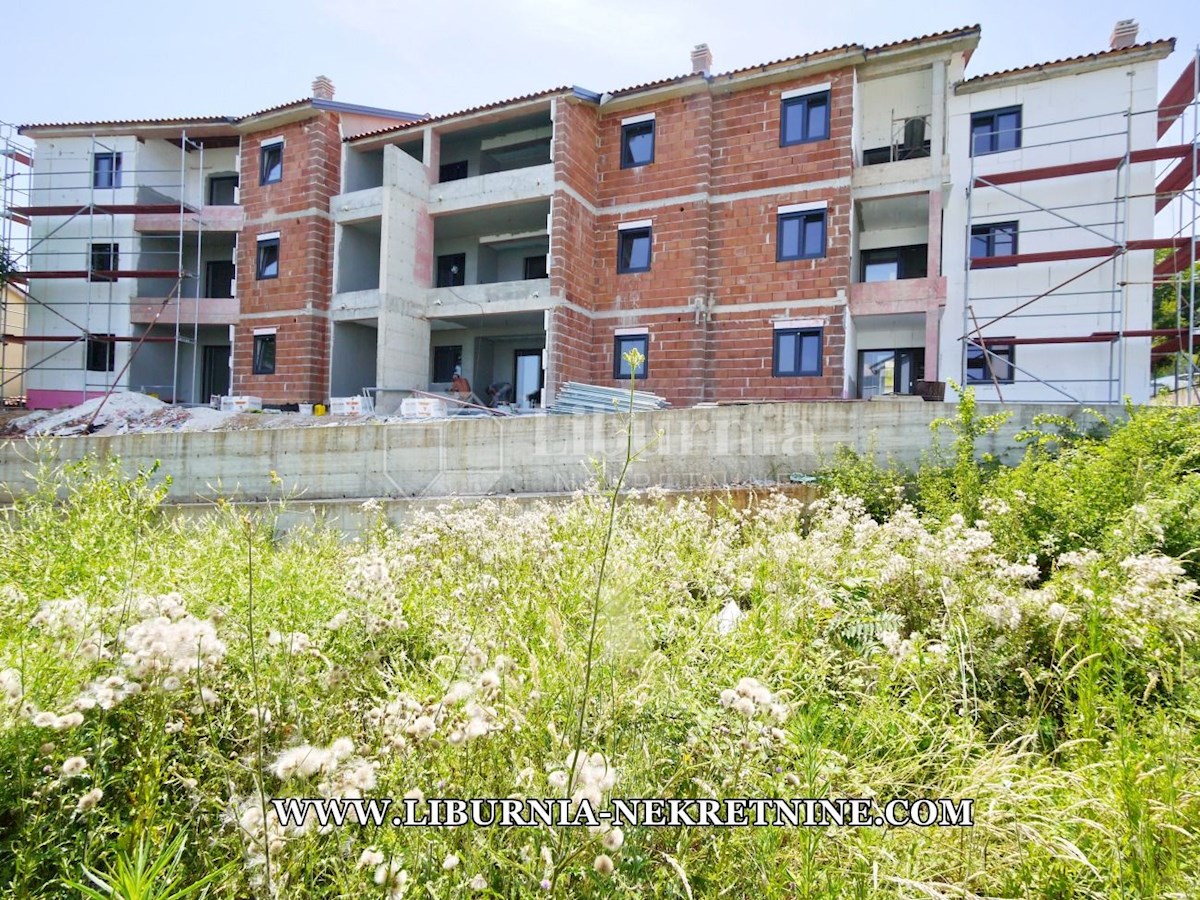 Otok Krk. Zaliv Soline. Stanovanje v novogradnji, prvo nadstropje, 700m. od morja.