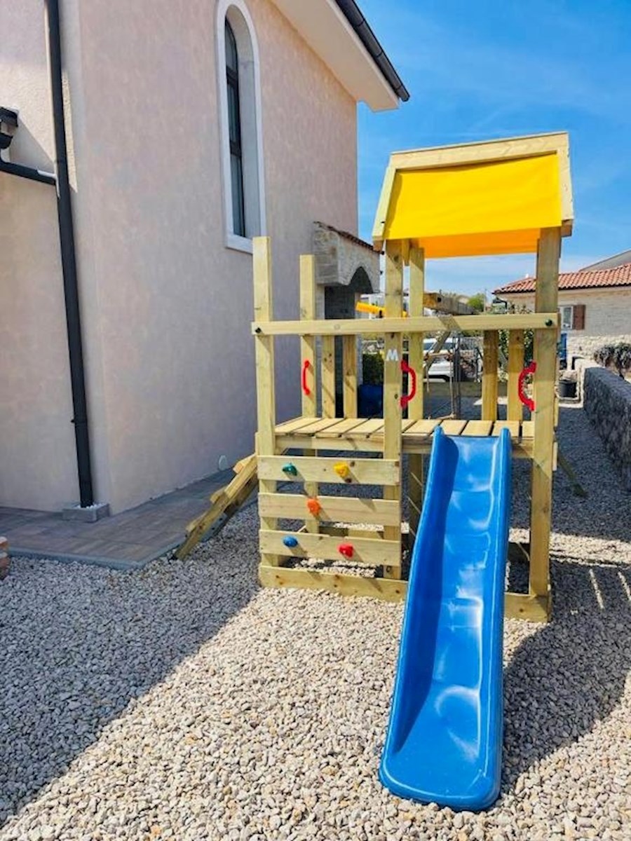 Otok Krk, Krk - širše območje, kamnita hiša z bazenom, 1,5 km. od morja.