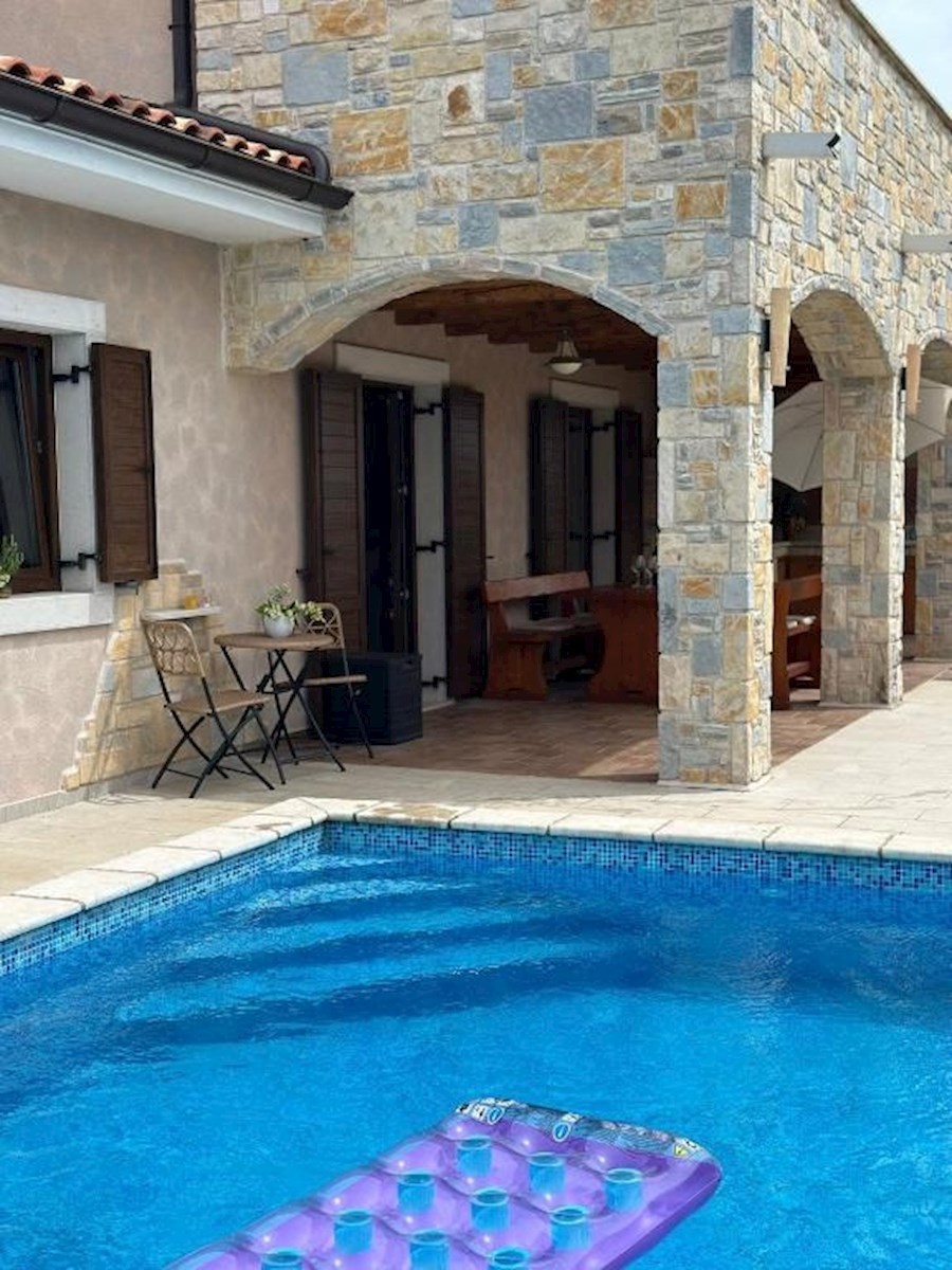 Otok Krk, Krk - širše območje, kamnita hiša z bazenom, 1,5 km. od morja.