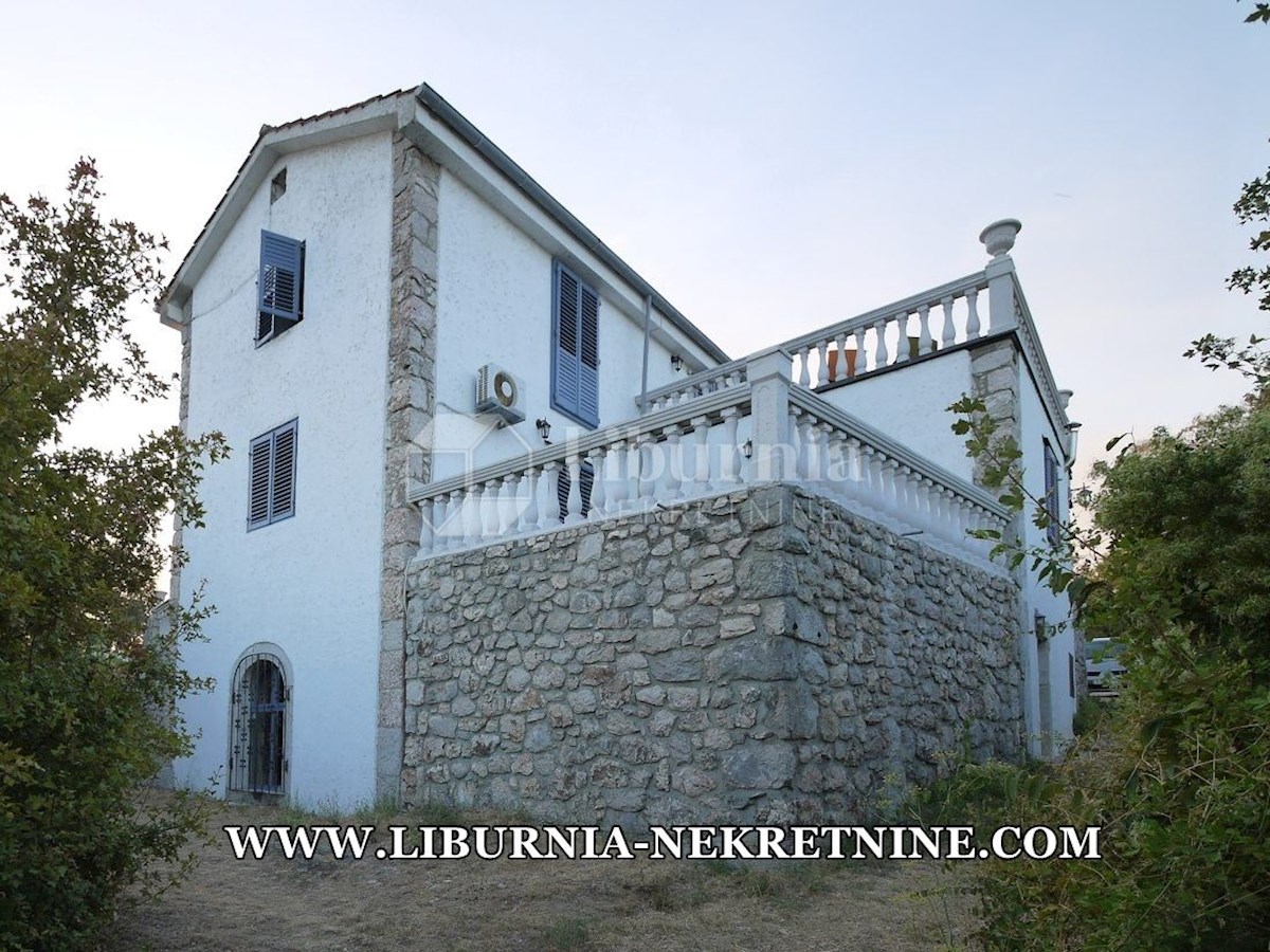 Otok Krk, Vrbnik, okolica. Samostojna kamnita hiša na mirni lokaciji.