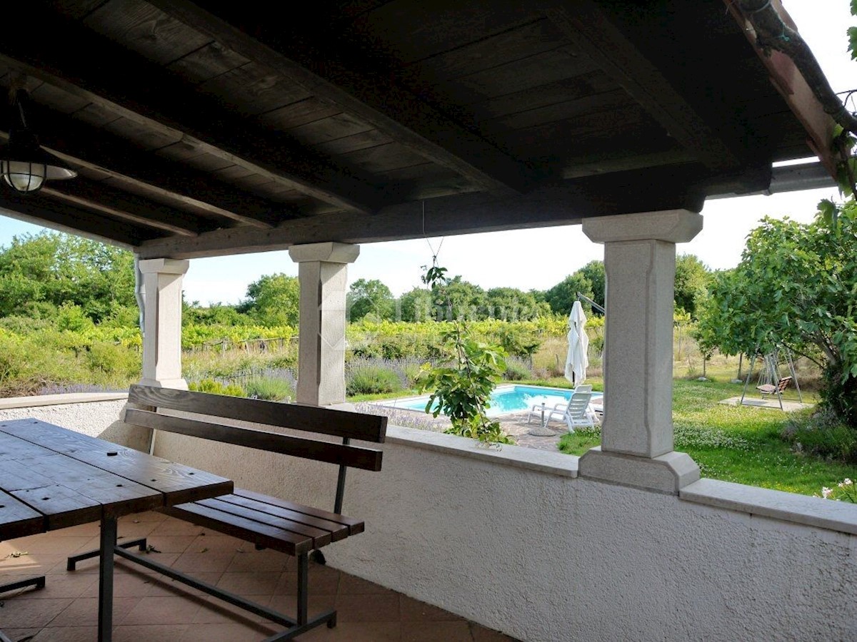 Otok Krk, Vrbnik, prenovljena kamnita hiša z velikim vrtom in bazenom.