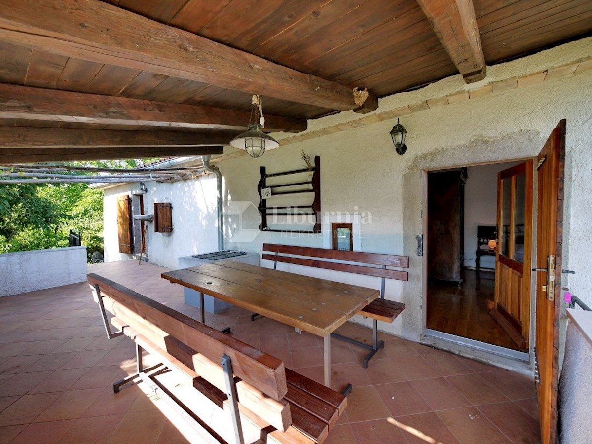 Otok Krk, Vrbnik, prenovljena kamnita hiša z velikim vrtom in bazenom.