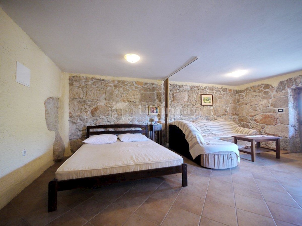 Otok Krk, Vrbnik, prenovljena kamnita hiša z velikim vrtom in bazenom.