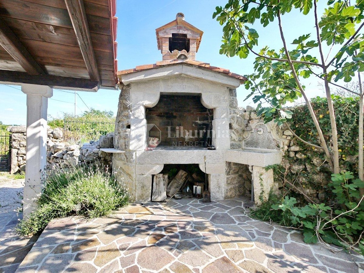 Otok Krk, Vrbnik, prenovljena kamnita hiša z velikim vrtom in bazenom.