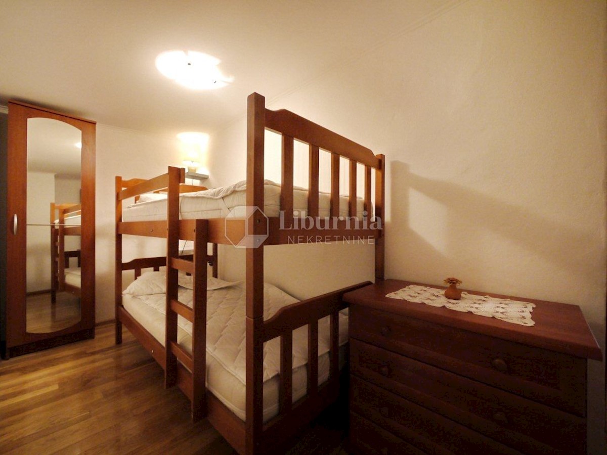 Otok Krk, Vrbnik, prenovljena kamnita hiša z velikim vrtom in bazenom.