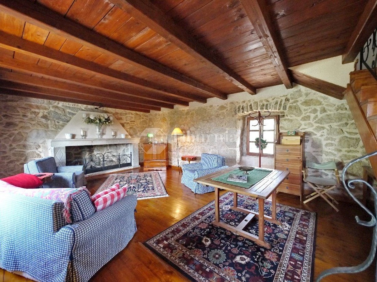 Otok Krk, Dobrinj, prenovljena samostojna kamnita hiša na mirni lokaciji.