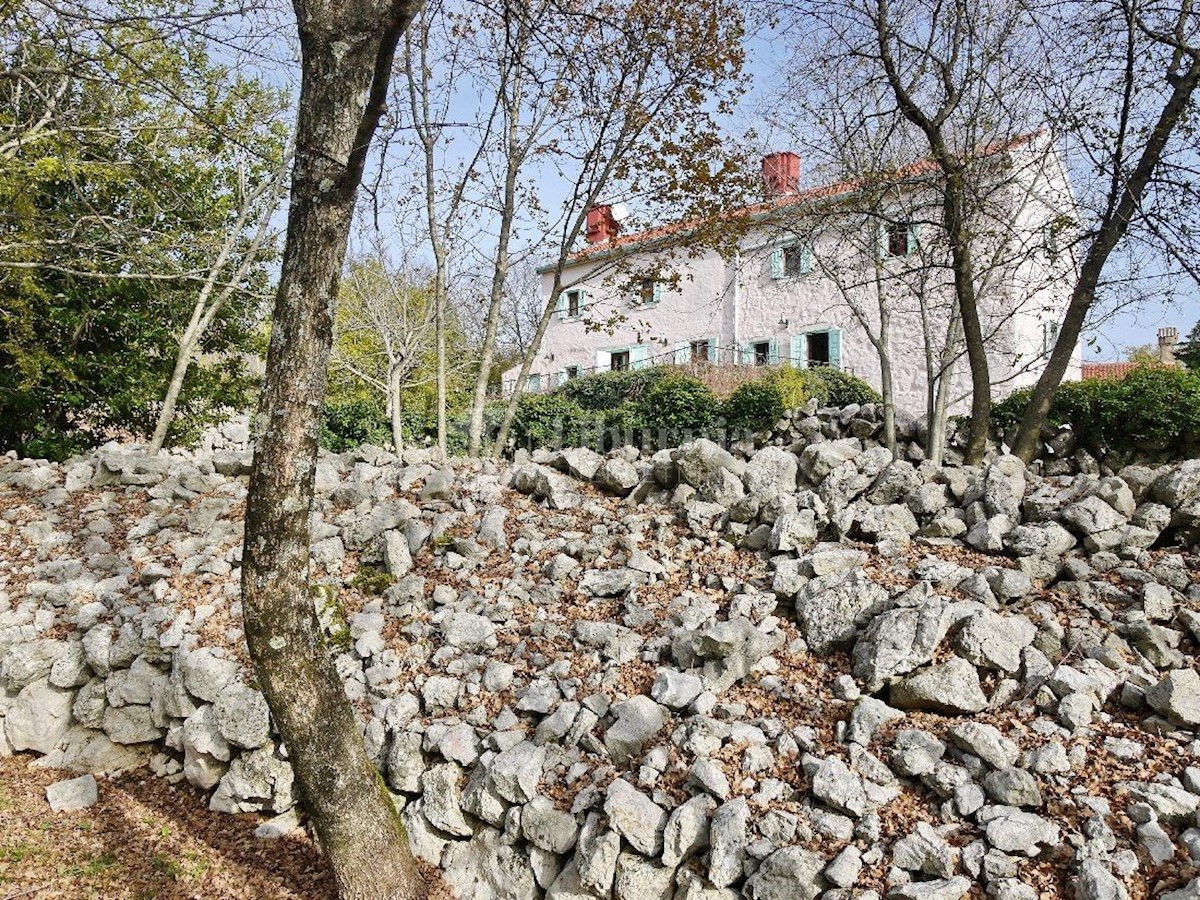Otok Krk, Dobrinj, prenovljena samostojna kamnita hiša na mirni lokaciji.