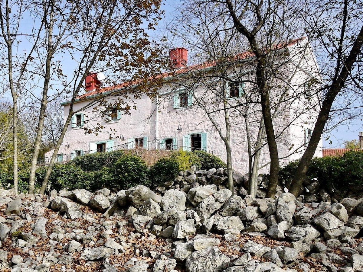 Otok Krk, Dobrinj, prenovljena samostojna kamnita hiša na mirni lokaciji.