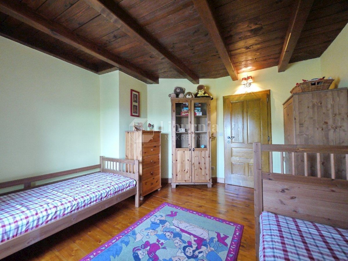 Otok Krk, Dobrinj, prenovljena samostojna kamnita hiša na mirni lokaciji.