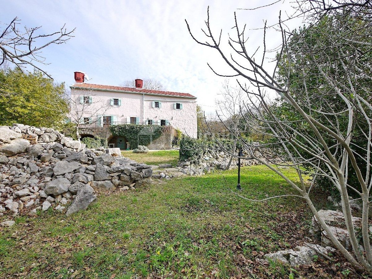 Otok Krk, Dobrinj, prenovljena samostojna kamnita hiša na mirni lokaciji.