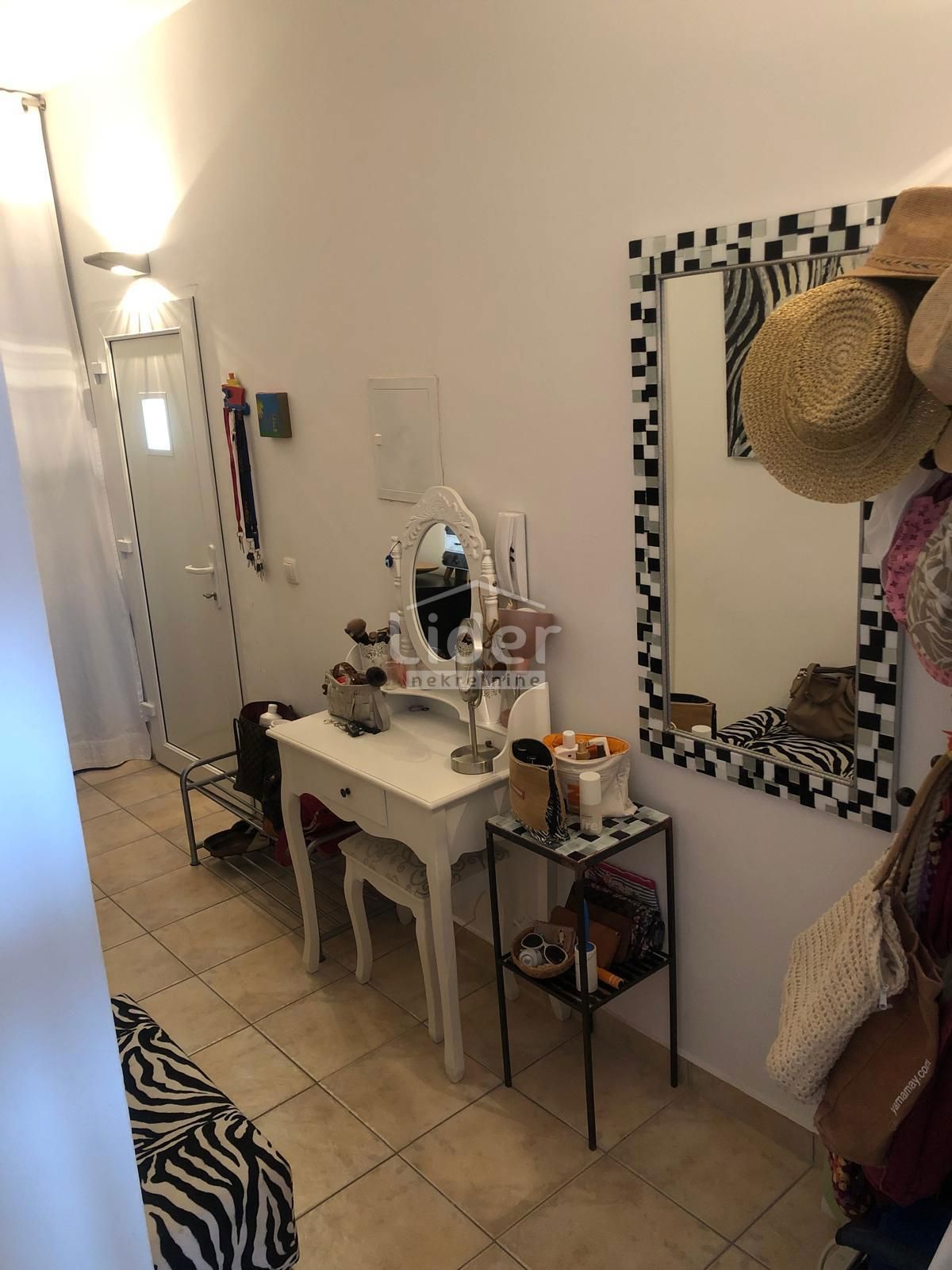 Apartma Novalja, 77m2