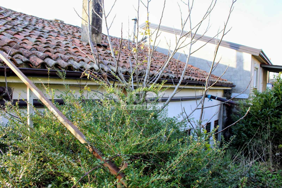 MARČELJI House with interesting potential and garden