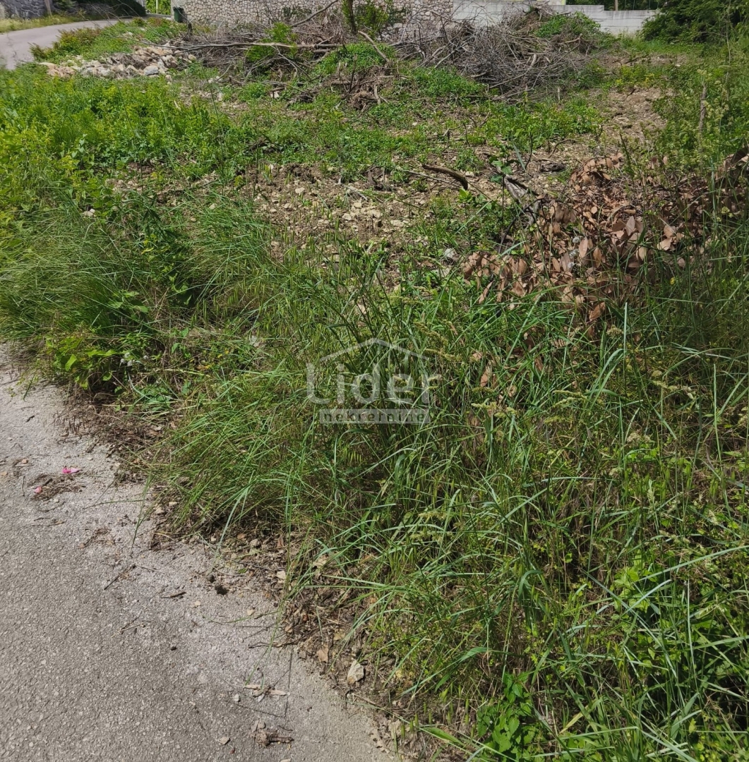 GRIŽANE Building plot in a peaceful environment, 433m2