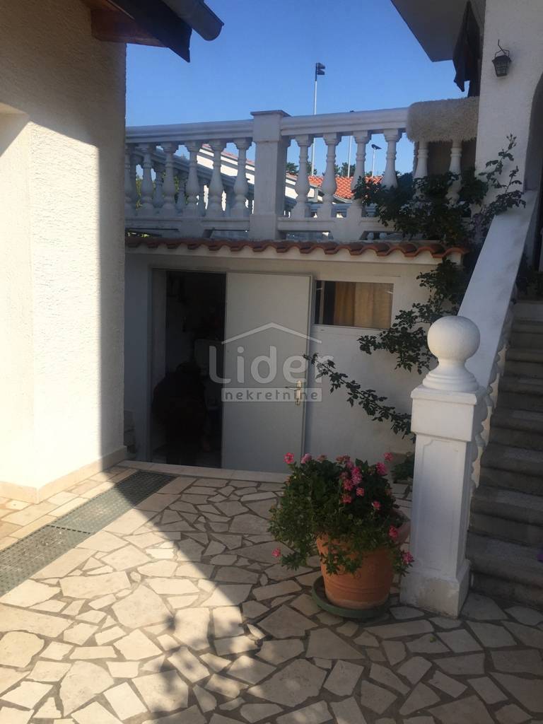 Hiša Klenovica, 450m2