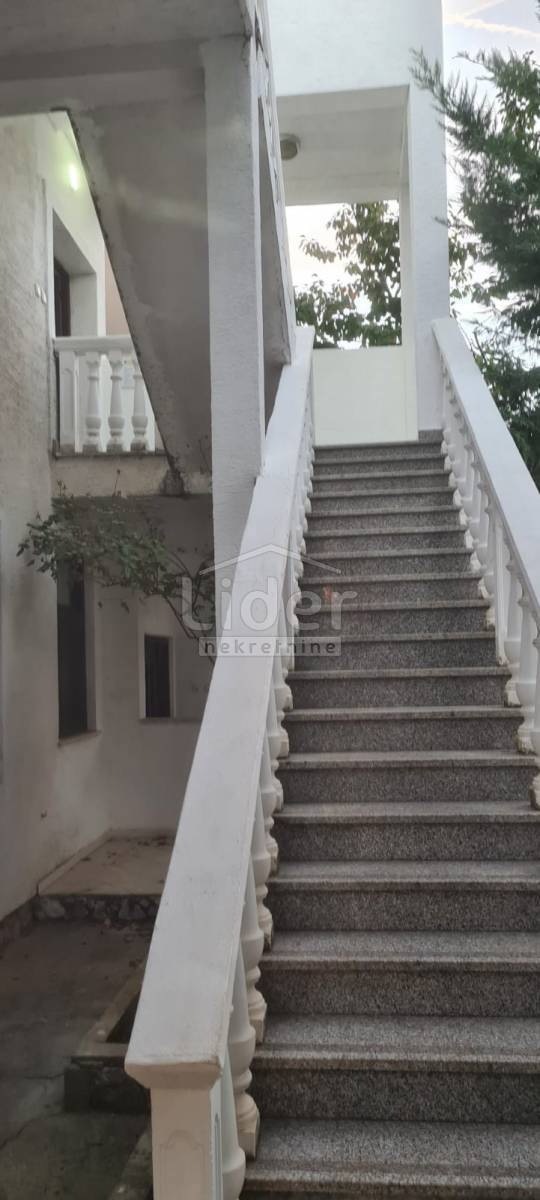 Hiša Malinska, 860m2