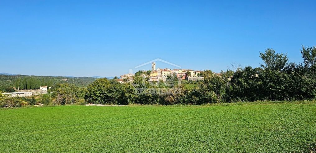 Zemljišče Oprtalj, 900m2