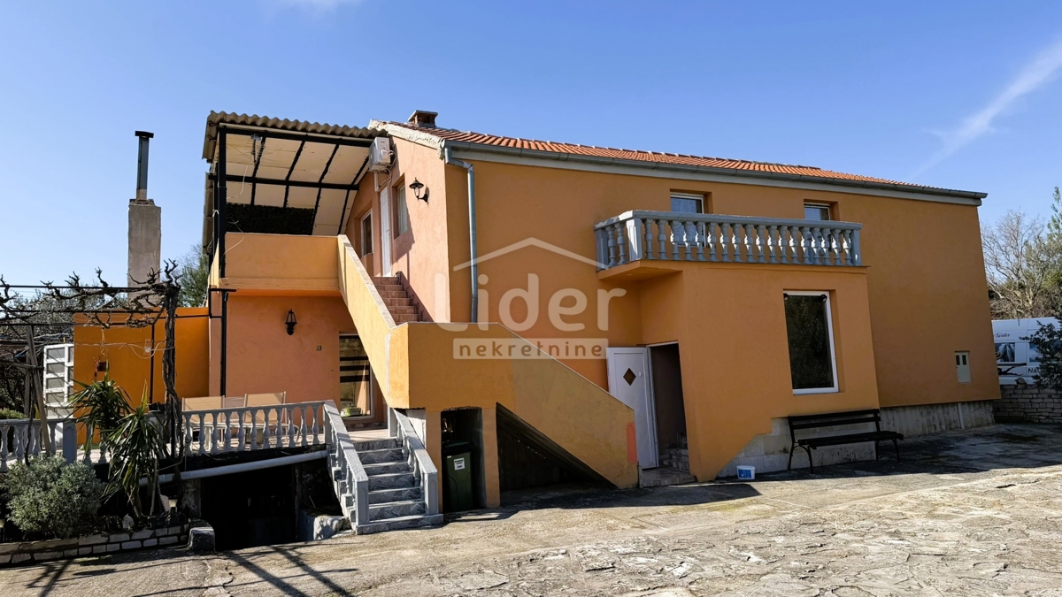 Hiša Donji Karin, Benkovac, 340m2