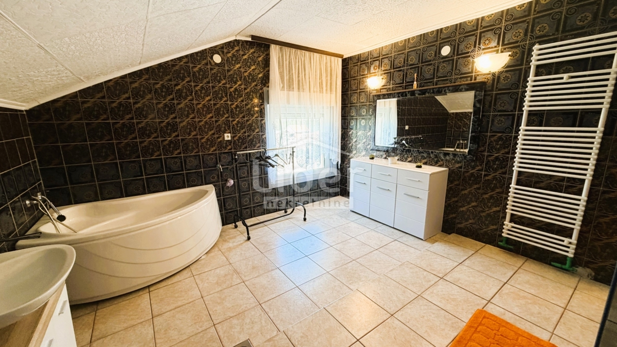 Hiša Donji Karin, Benkovac, 340m2