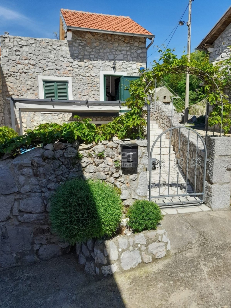KLENOVICA (HINTERLAND) House in a quiet environment
