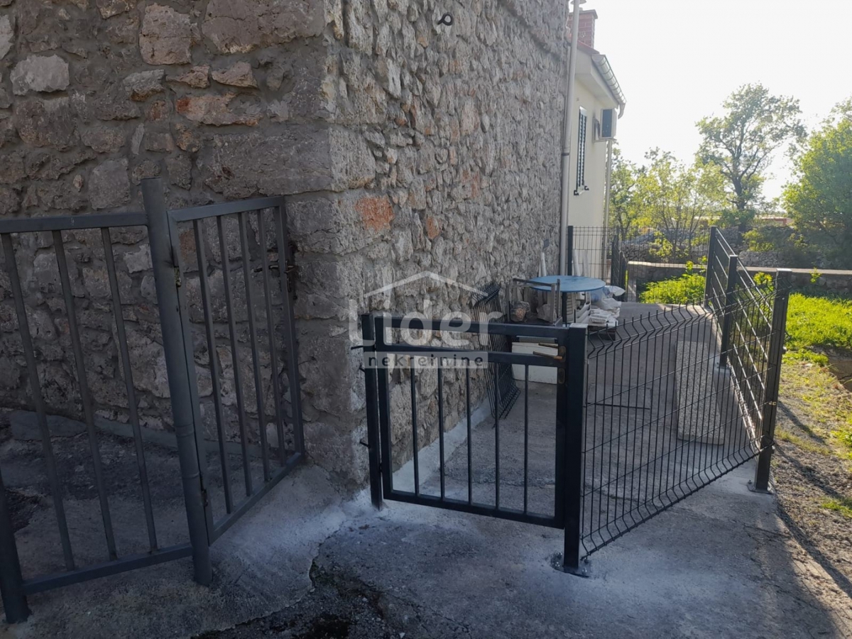 KLENOVICA (HINTERLAND) House in a quiet environment