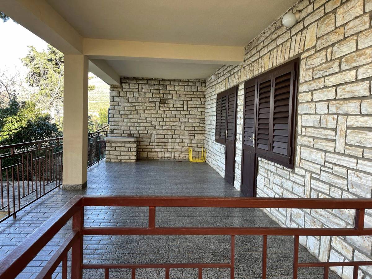 Hiša Gornji Karin, 200m2