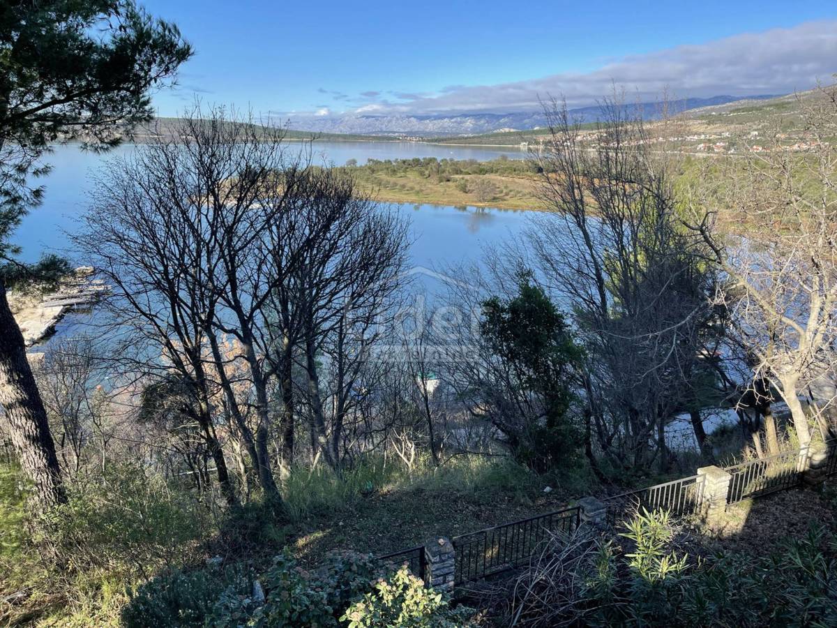 Hiša Gornji Karin, 200m2