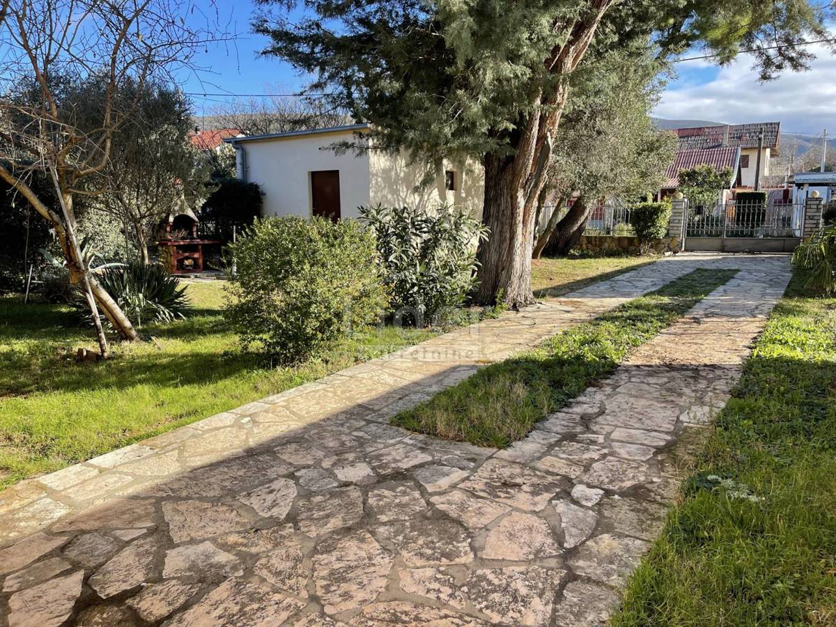 Hiša Gornji Karin, 200m2