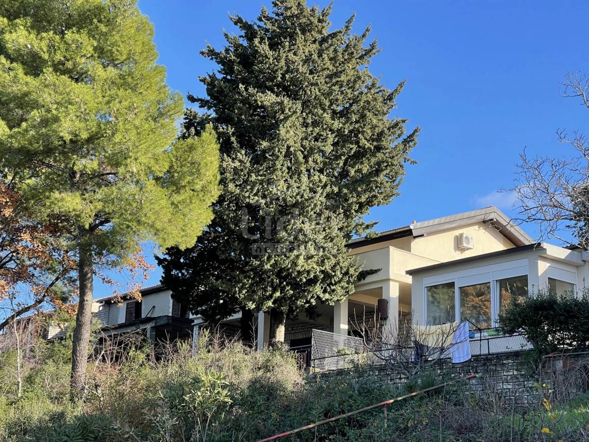 Hiša Gornji Karin, 200m2