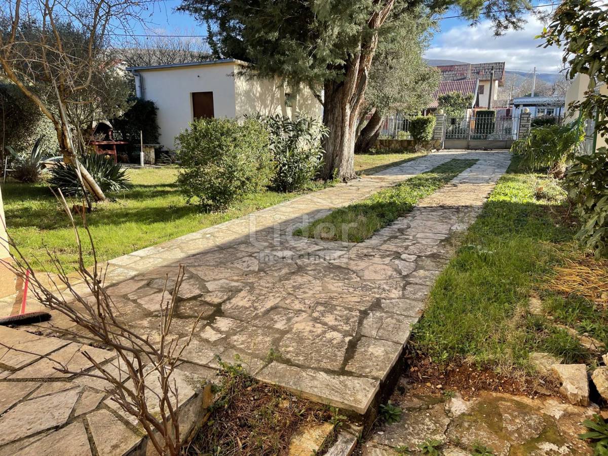 Hiša Gornji Karin, 200m2