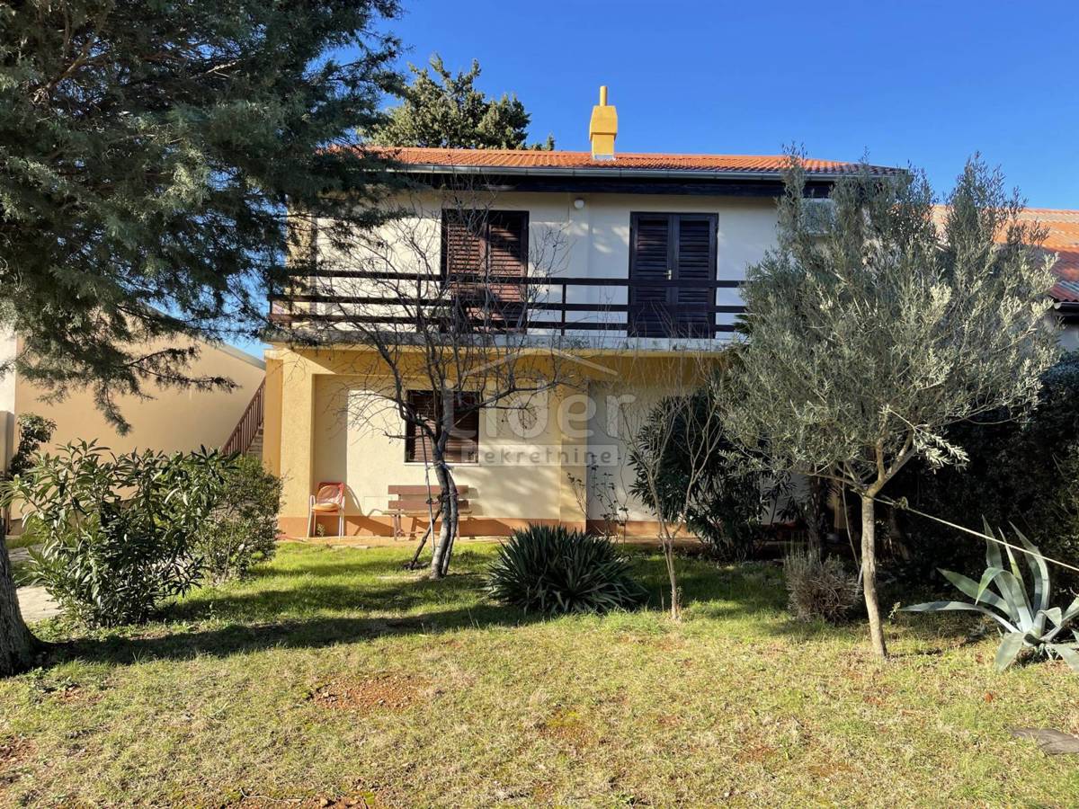 Hiša Gornji Karin, 200m2