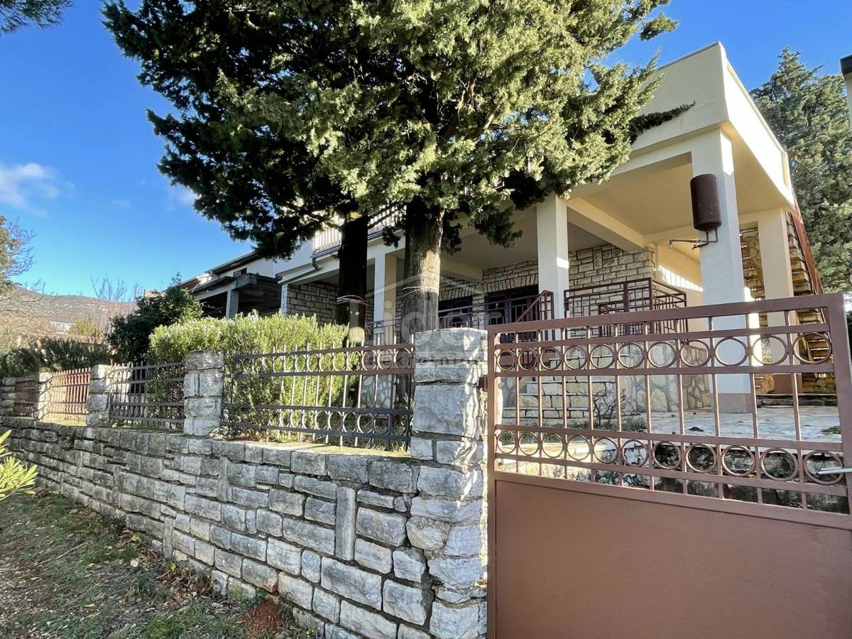 Hiša Gornji Karin, 200m2