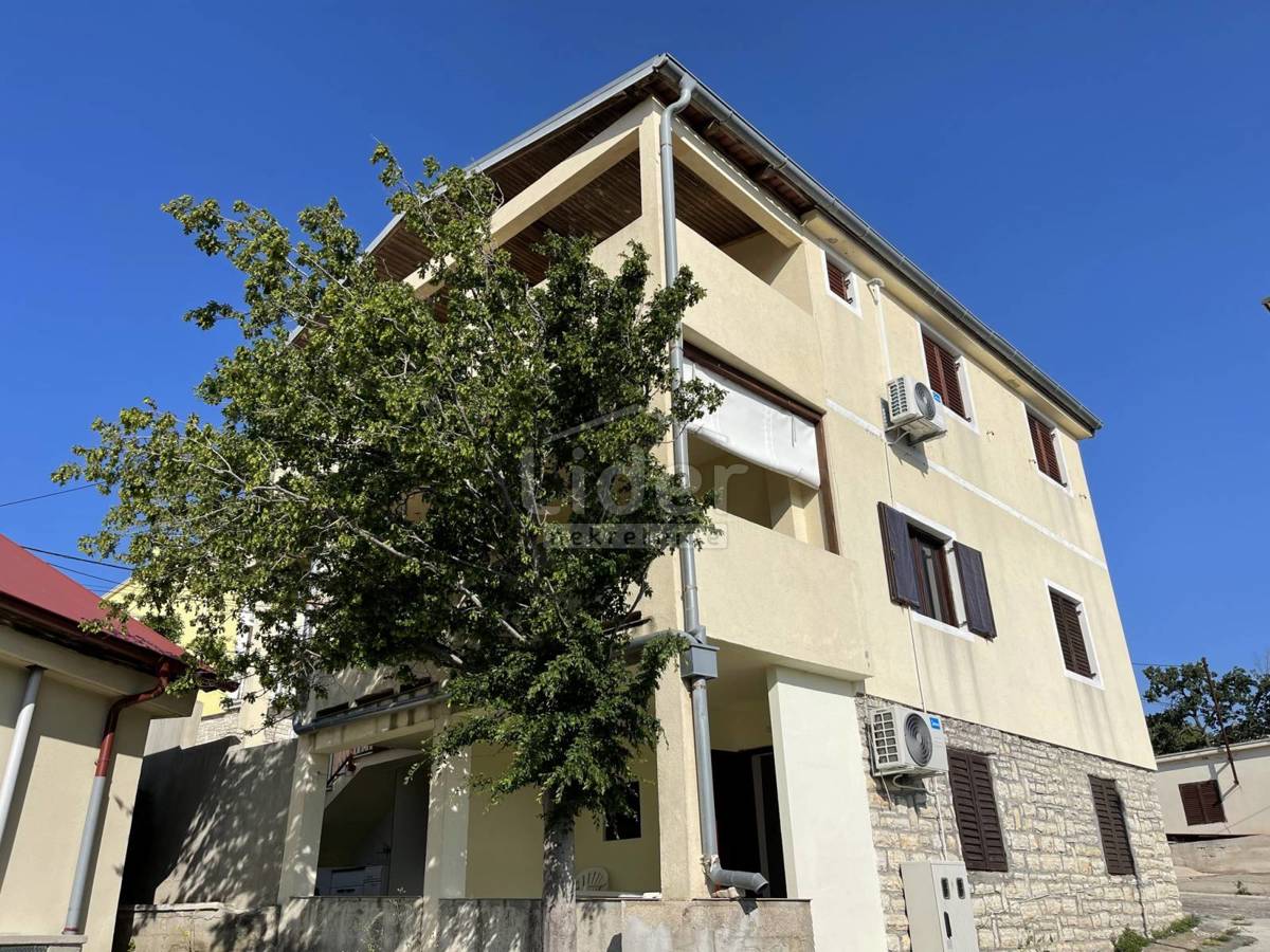 Hiša Donji Karin, 180m2