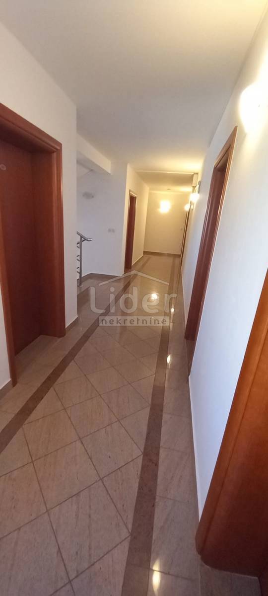 Poslovni prostor Novalja, 1000m2