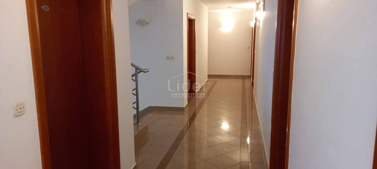 Poslovni prostor Novalja, 1000m2