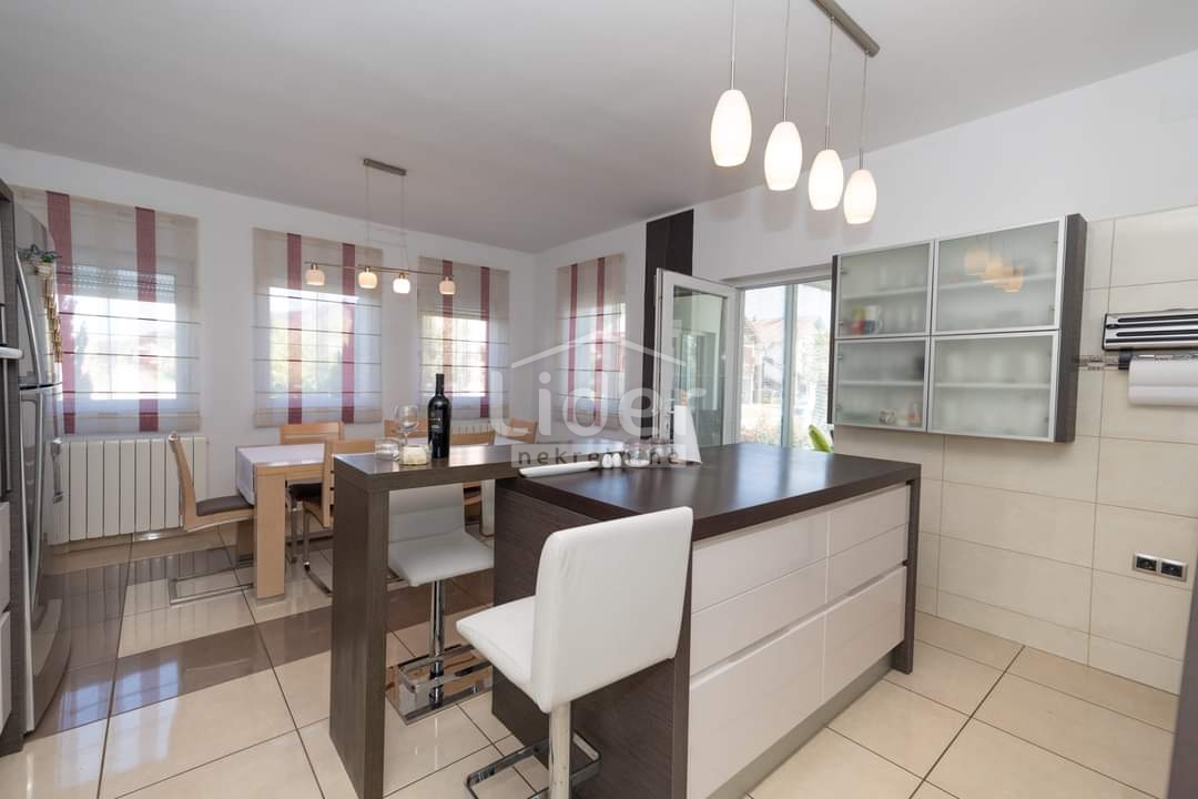 Hiša Ravna Gora, 345m2