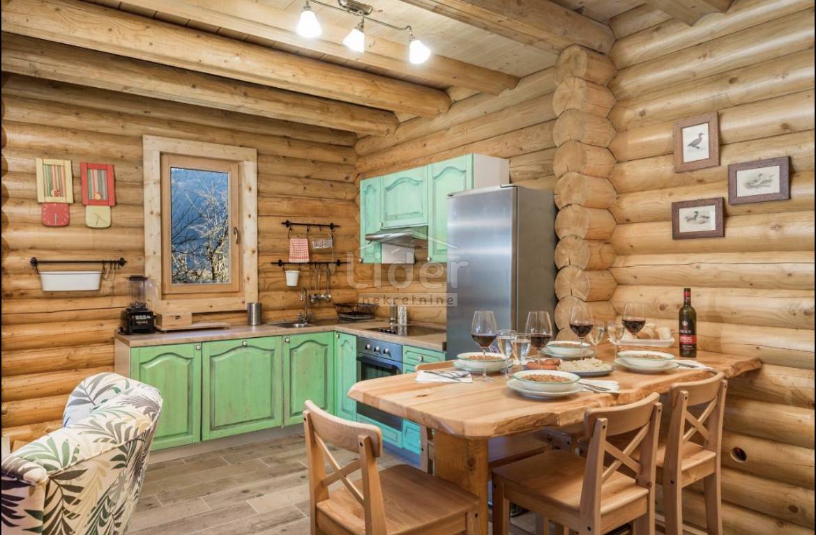 Hiša Delnice, 251m2