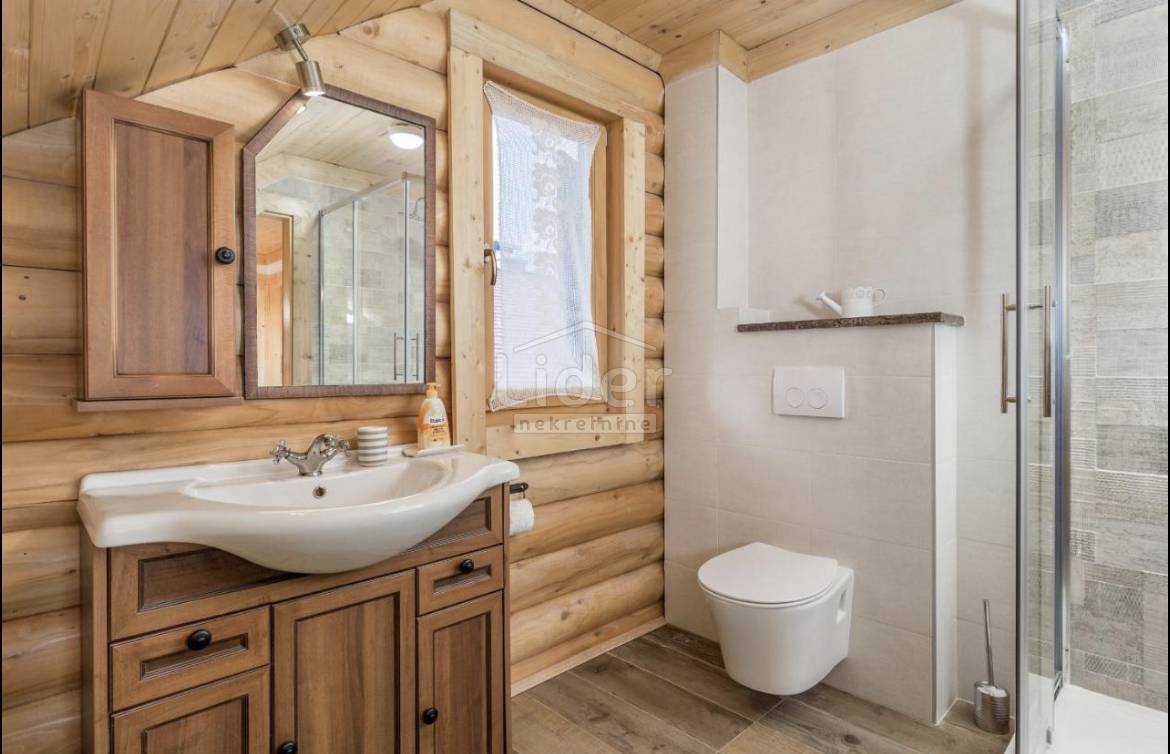 Hiša Delnice, 251m2