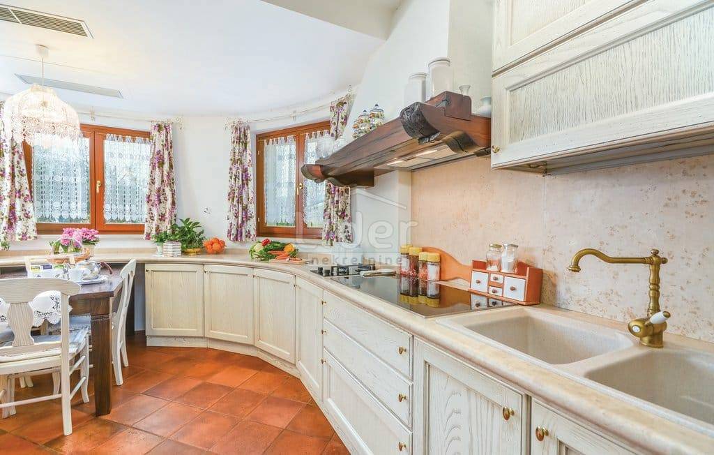 Hiša Nova Vas, 850m2