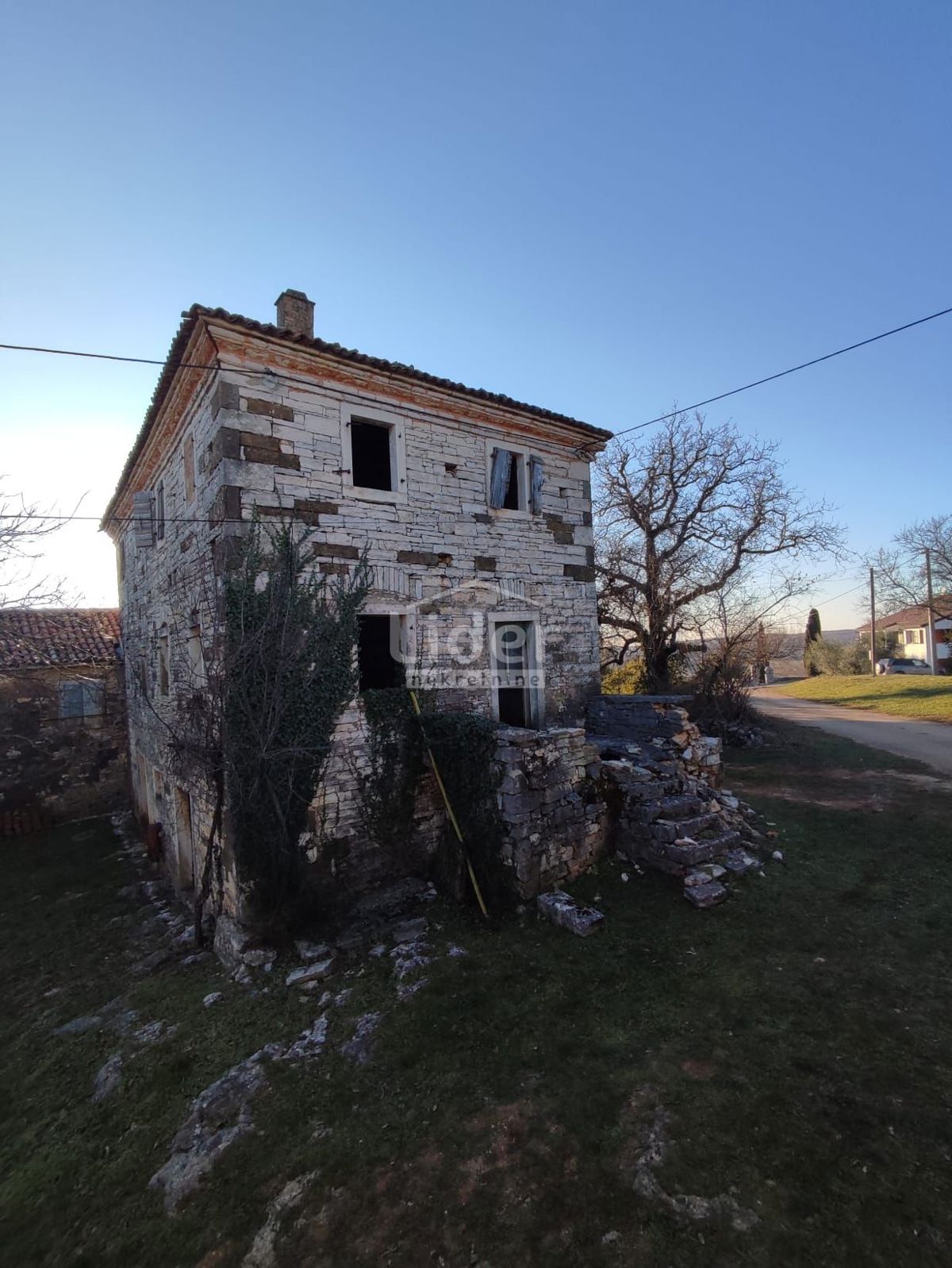 Hiša Oprtalj, 1300m2