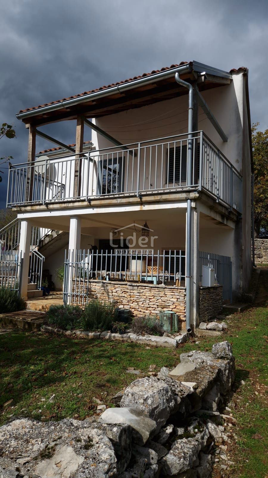 Hiša Oprtalj, 1300m2