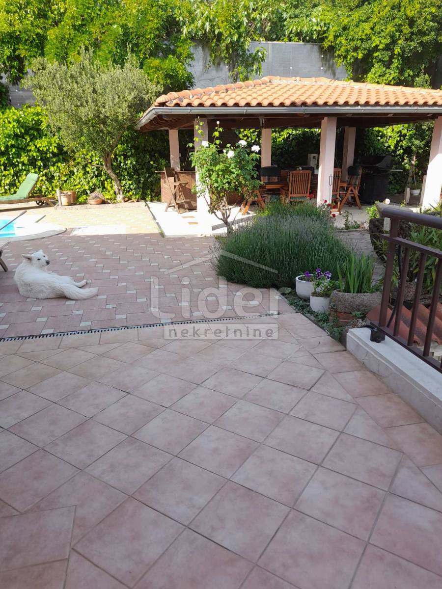 Hiša Škurinje, 250m2