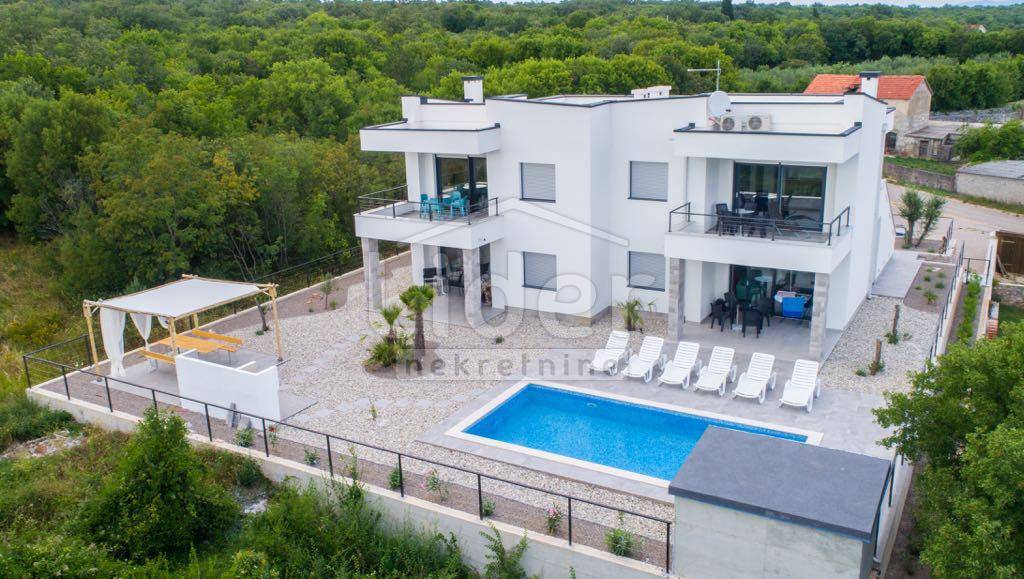 Hiša Žgaljići, 300m2